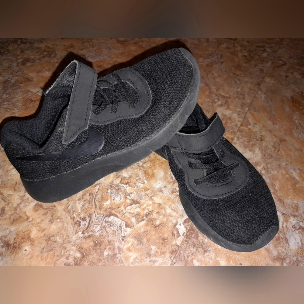 Girls 9.5 Nike shoes